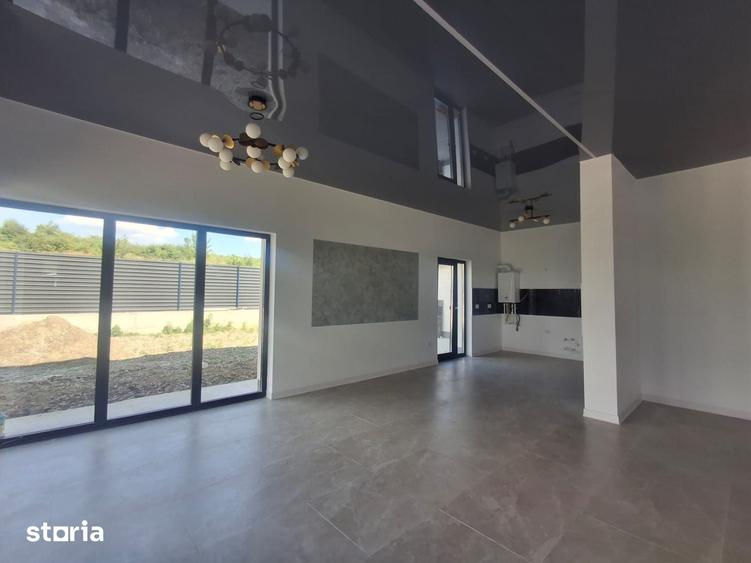 Casă cu 5 camere cu Teren 500 Mp în Bucium