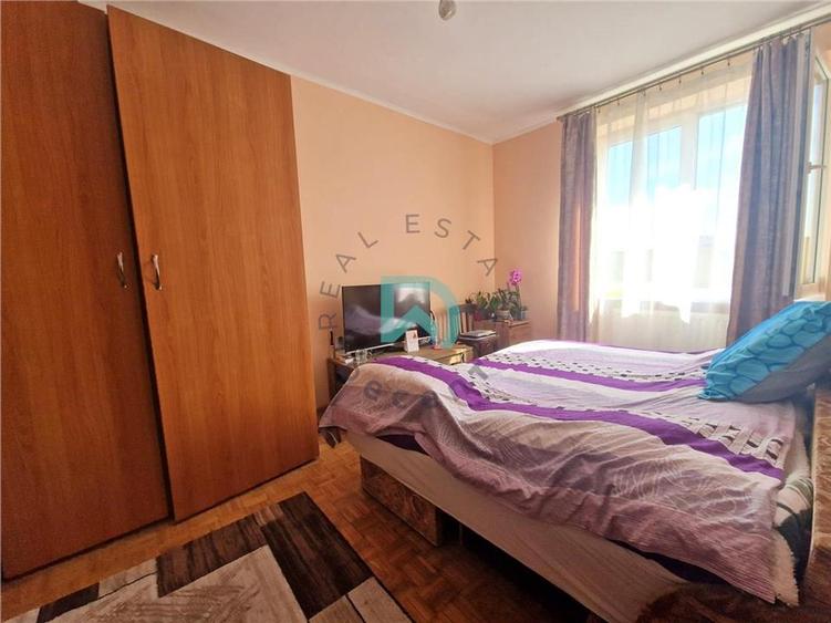 Apartament cu 3 camere semidecomandat în Tractorul