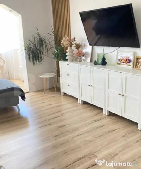 Apartament cu 3 camere decomandat în Tractorul