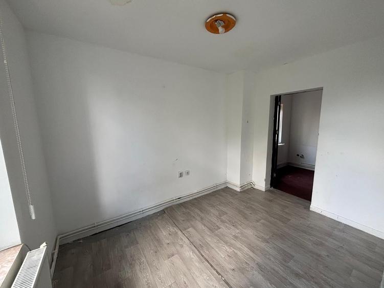 Apartament cu 3 camere semidecomandat în Alba Iulia