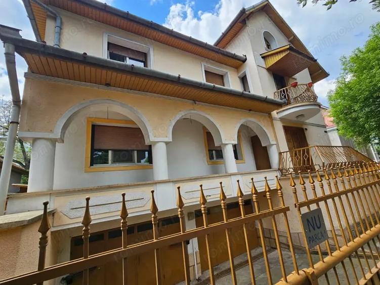 Casă cu 6 camere cu Teren 355 Mp în Central