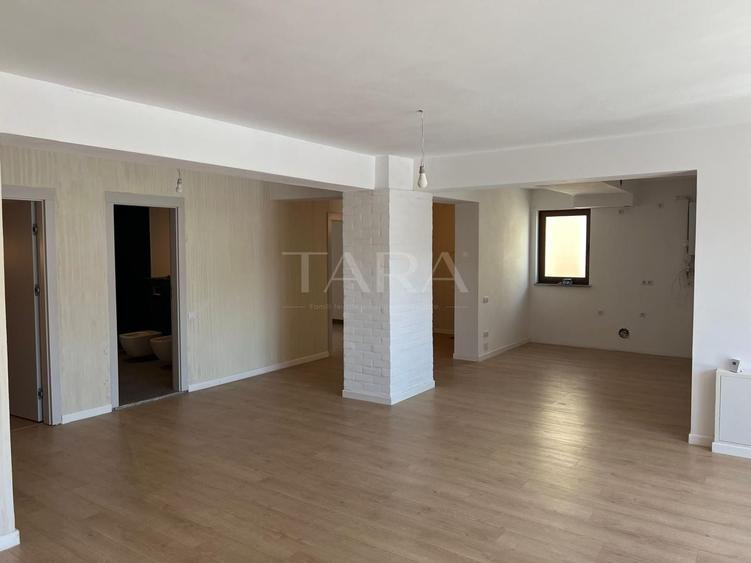Apartament cu 4 camere semidecomandat în Vest