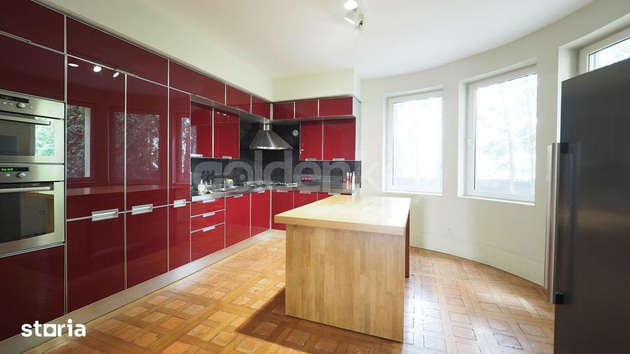 Casă cu 7 camere cu Teren 1000 Mp în Central
