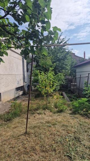 Casă individuală cu 5 camere cu Canalizare în Est