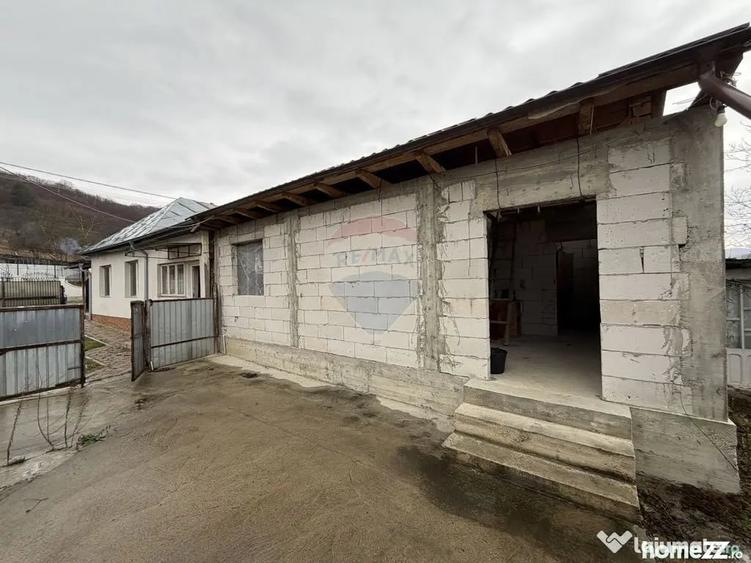 Casă cu 4 camere cu Teren 446 Mp în Vizantea Răzășească