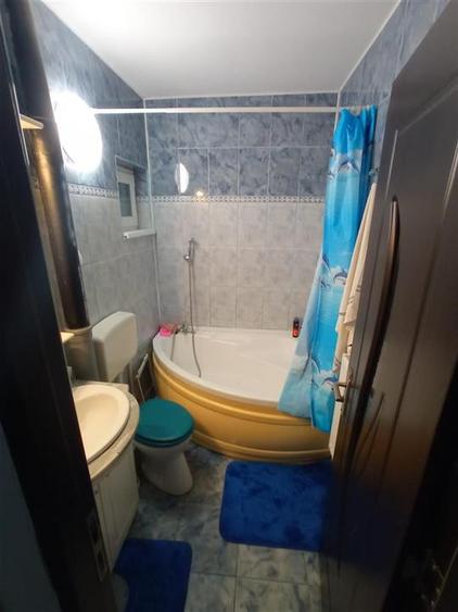 Apartament cu 4 camere semidecomandat, mobilat în Podu Roș