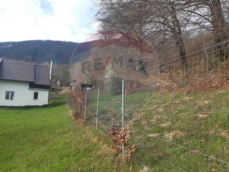 Casă individuală cu 7 camere cu Teren 3580 Mp în Tohănița