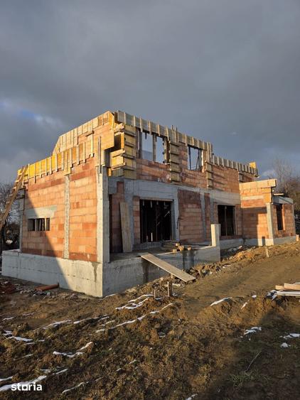 Casă cu 5 camere cu Teren 1100 Mp în Ciurila