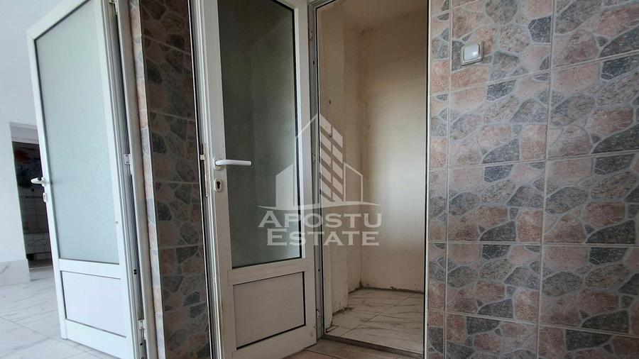 Apartament cu 4 camere semidecomandat în Micălaca
