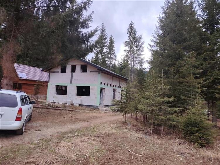 Casă individuală cu 7 camere cu Canalizare în Borzont