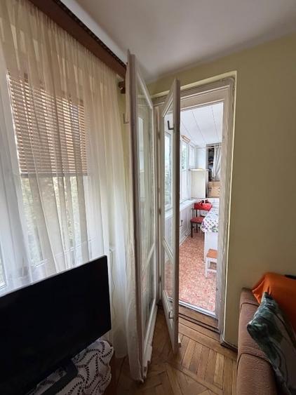 Apartament cu 3 camere semidecomandat, mobilat în Titan