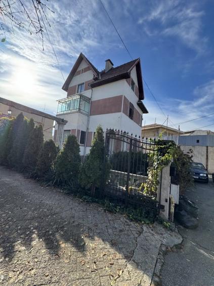 Casă individuală cu 11 camere cu Canalizare în Ultracentral