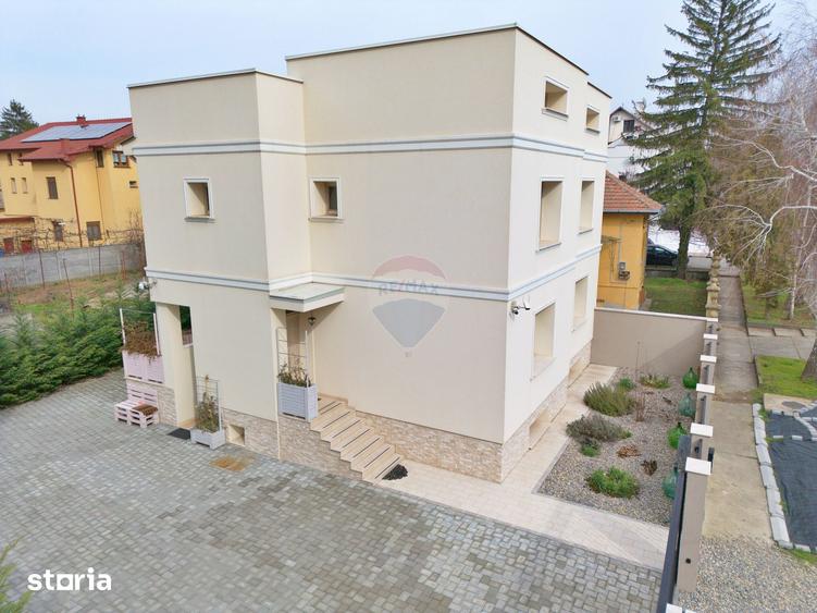 Casă cu 7 camere cu Teren 357 Mp în Romanilor