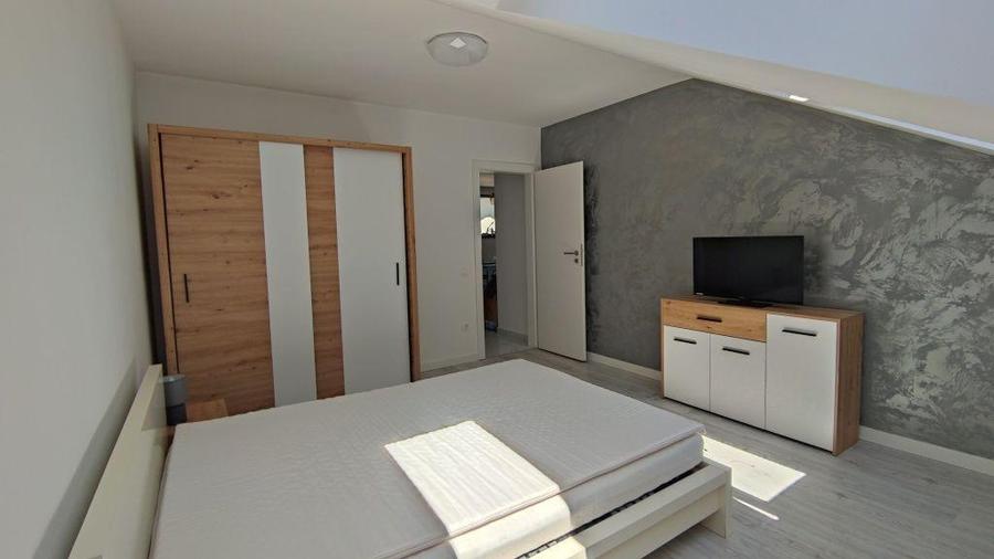 Apartament cu 3 camere semidecomandat, mobilat în Exterior Sud