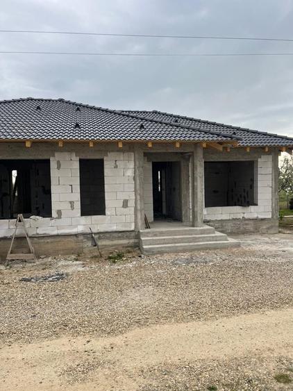 Casă cu 4 camere în Rontău