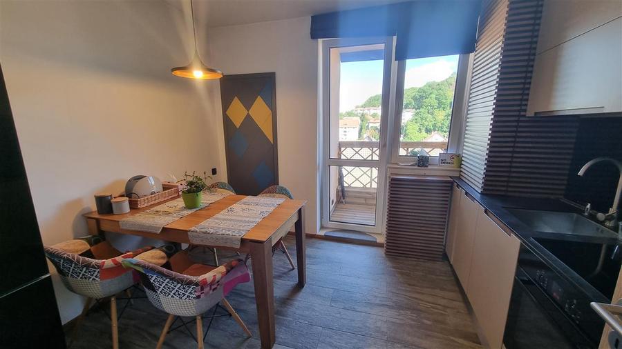 Apartament cu 3 camere decomandat, mobilat în Brașovul Vechi