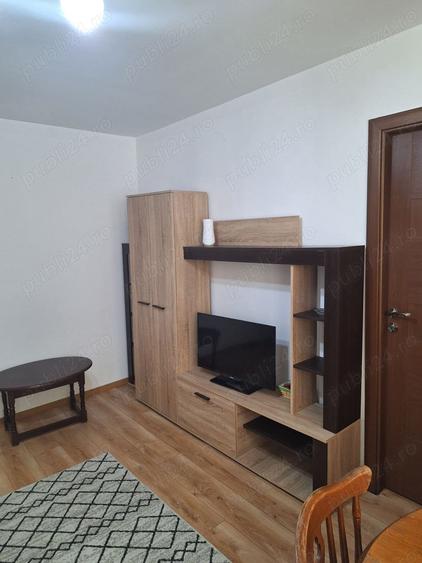 Apartament cu 3 camere semidecomandat în 9 Mai