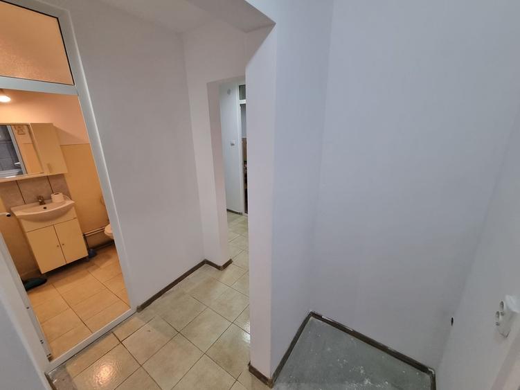 Apartament cu 3 camere decomandat în Poarta 6