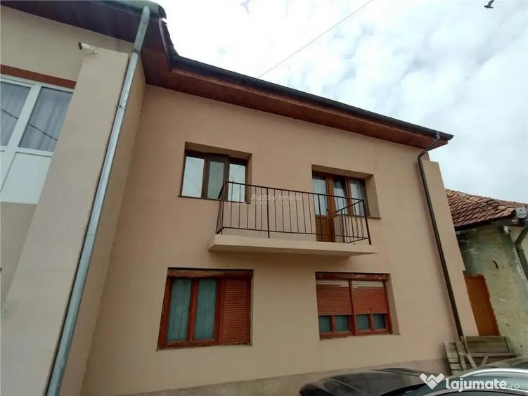 Apartament cu 3 camere decomandat în Bozovici