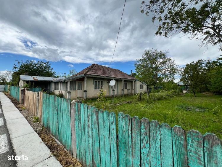 Casă cu 4 camere cu Teren 4430 Mp în Tecucelu Sec