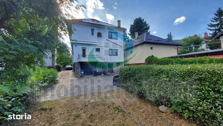 Casă cu 5 camere cu Teren 660 Mp în Central
