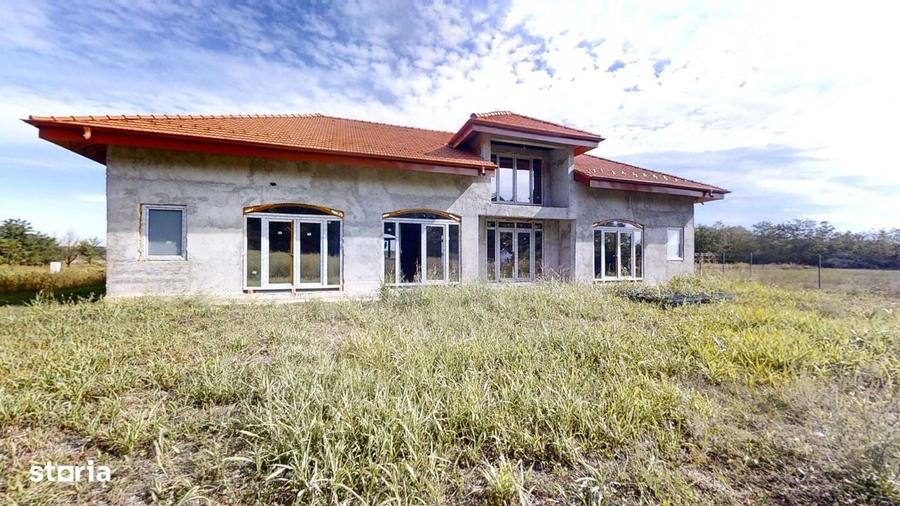 Casă cu 4 camere în Bălteni