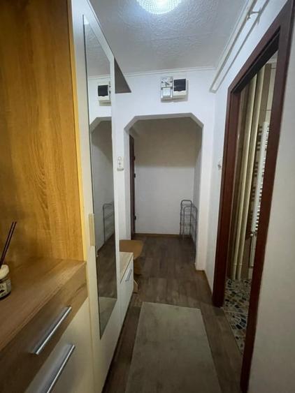 Apartament cu 3 camere semidecomandat, mobilat în Craiovița Nouă