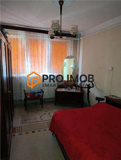 Apartament cu 3 camere decomandat în Micro 5
