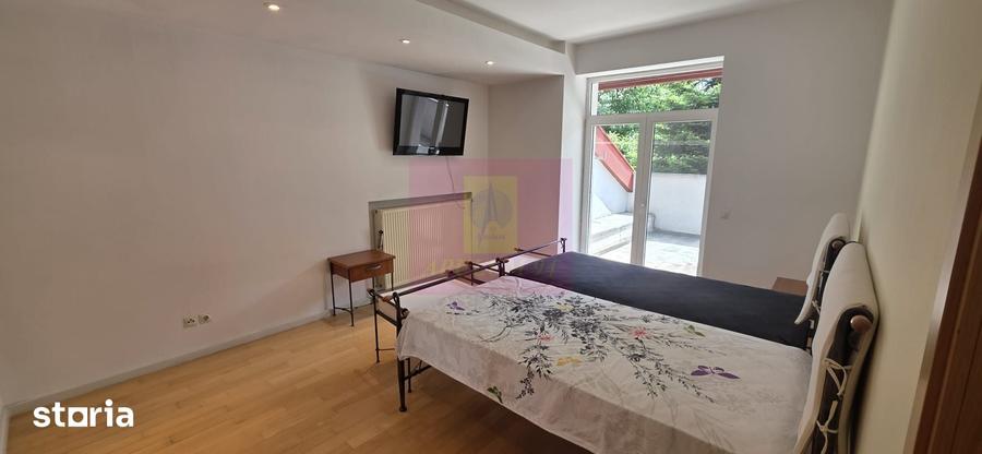 Casă cu 10 camere cu Teren 2813 Mp în Central