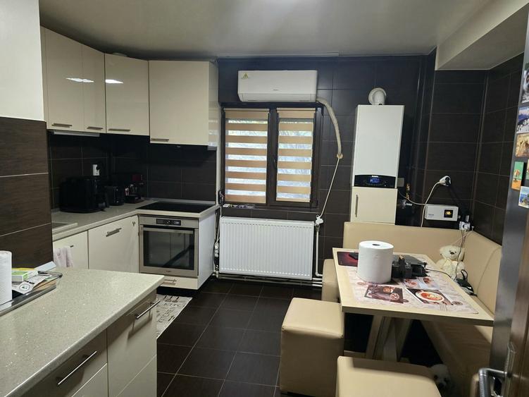 Apartament cu 4 camere decomandat în Central