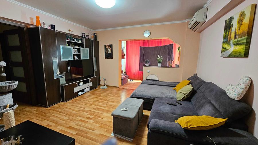 Apartament cu 4 camere semidecomandat în Bolintin-Vale