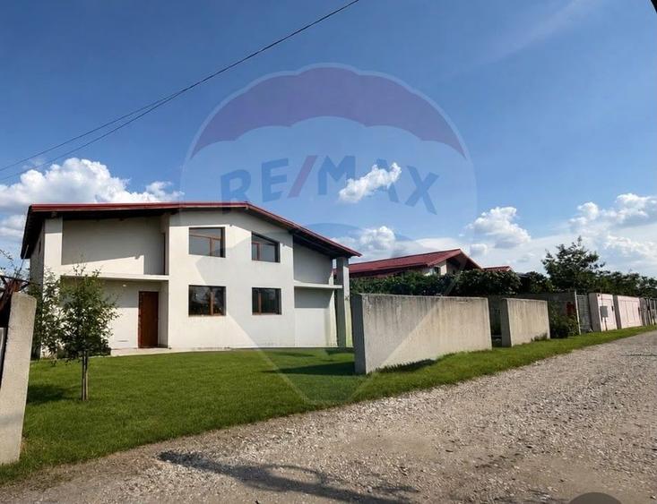 Duplex cu 8 camere cu Teren 495 Mp în Exterior Est