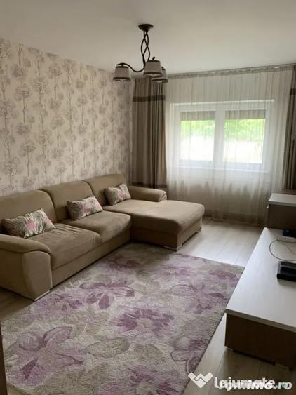 Apartament cu 3 camere decomandat în Girocului