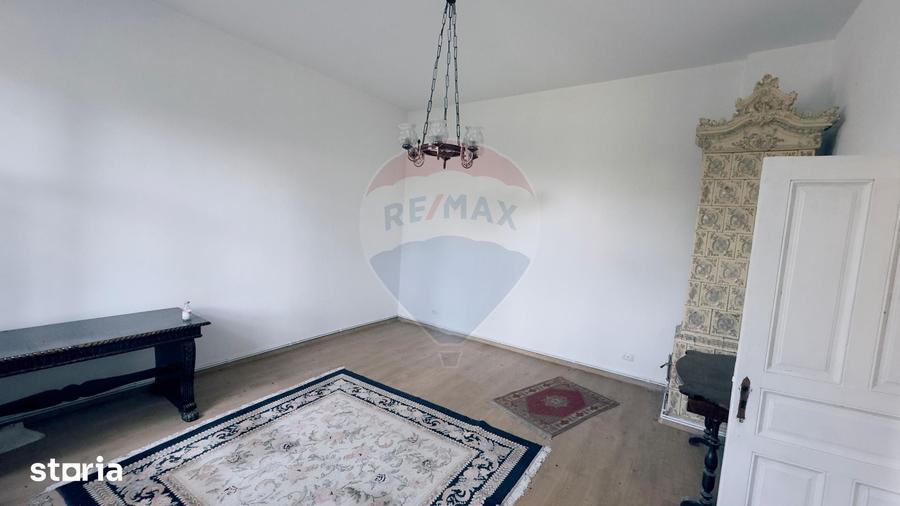 Casă cu 6 camere cu Teren 3300 Mp în Central