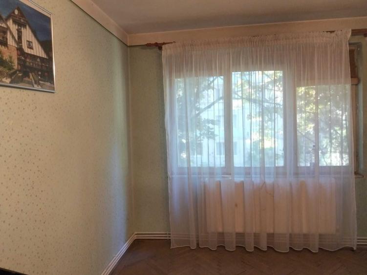 Apartament cu 3 camere semidecomandat în Sârbi