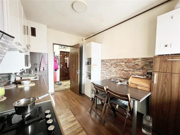 Apartament cu 4 camere decomandat, mobilat în Răcădău