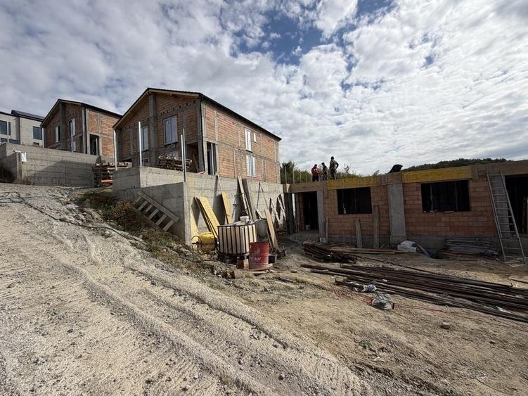 Casă cu 4 camere în Exterior Vest