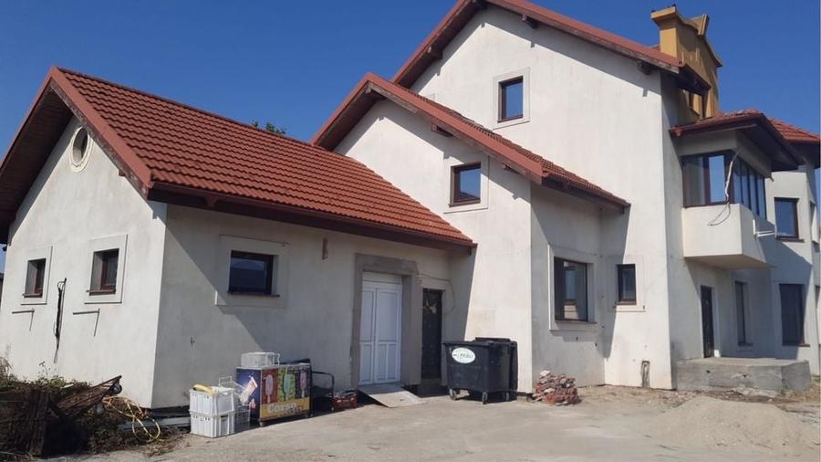 Casă cu 4 camere în Domnești