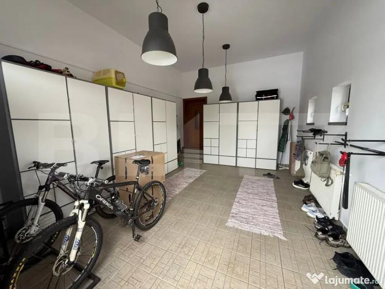 Casă cu 8 camere cu Teren 2759 Mp în Mușcel