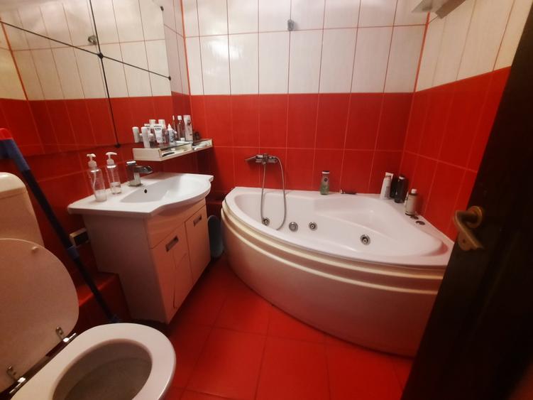 Apartament cu 3 camere semidecomandat în Ferentari