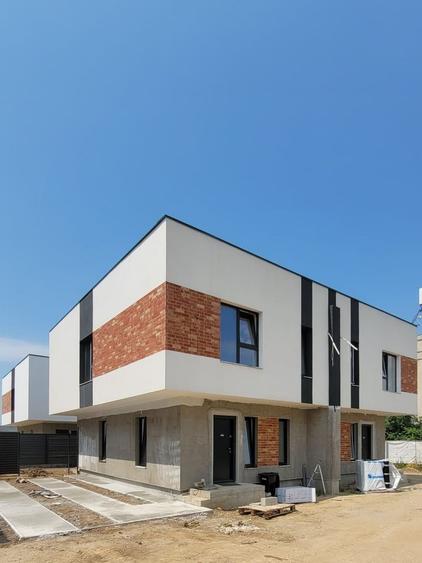 Duplex cu 4 camere cu Canalizare în Titan