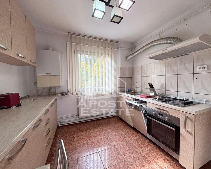 Apartament cu 4 camere decomandat în Medicină