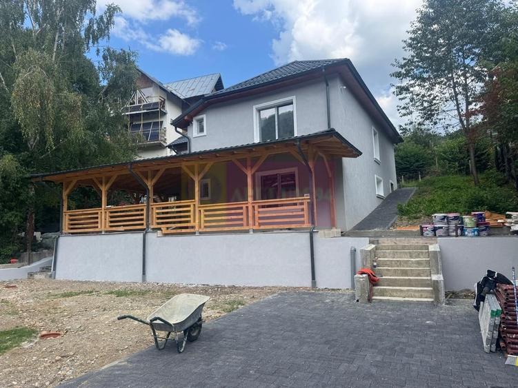 Casă cu 6 camere în Central