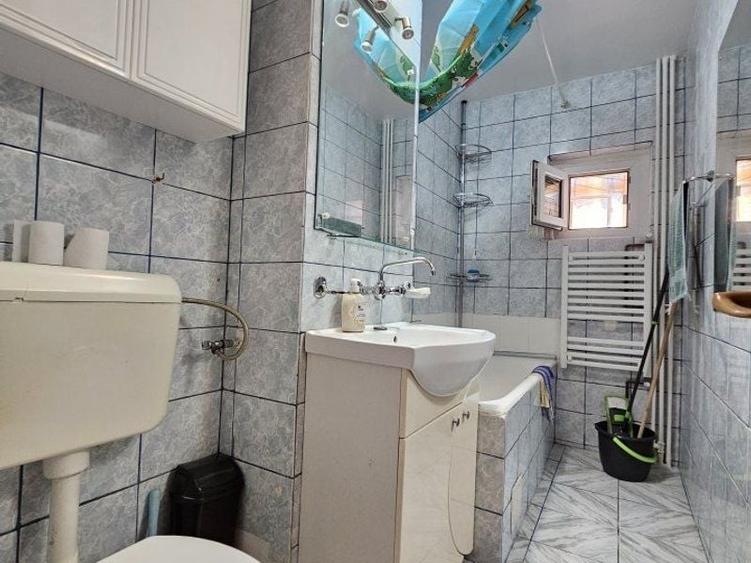 Apartament cu 3 camere decomandat, mobilat în Dristor