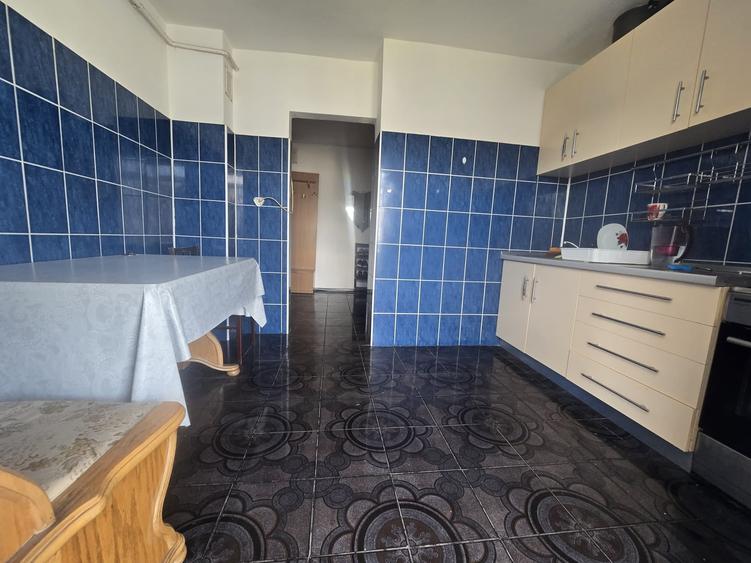 Apartament cu 3 camere decomandat în Nicolina