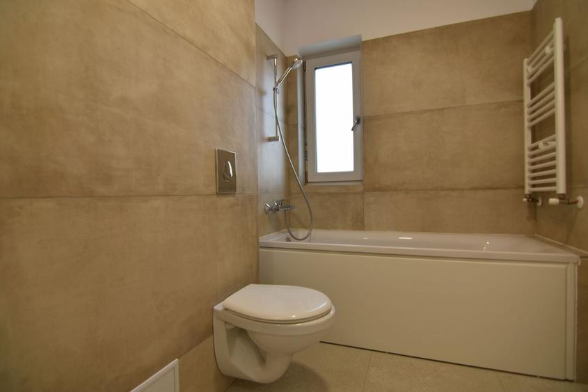 Apartament cu 3 camere semidecomandat, mobilat în Aradului