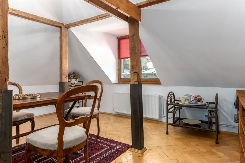 Apartament cu 3 camere semidecomandat, mobilat în P-ța Victoriei