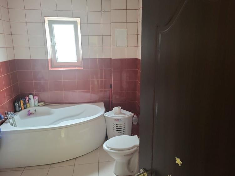 Casă cu 3 camere cu Canalizare în Central