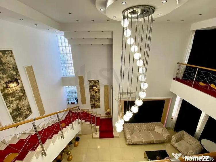 Casă cu 10 camere cu Teren 600 Mp în Vatra Luminoasă