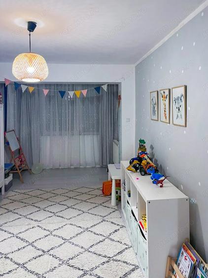 Apartament cu 3 camere semidecomandat în Gojdu